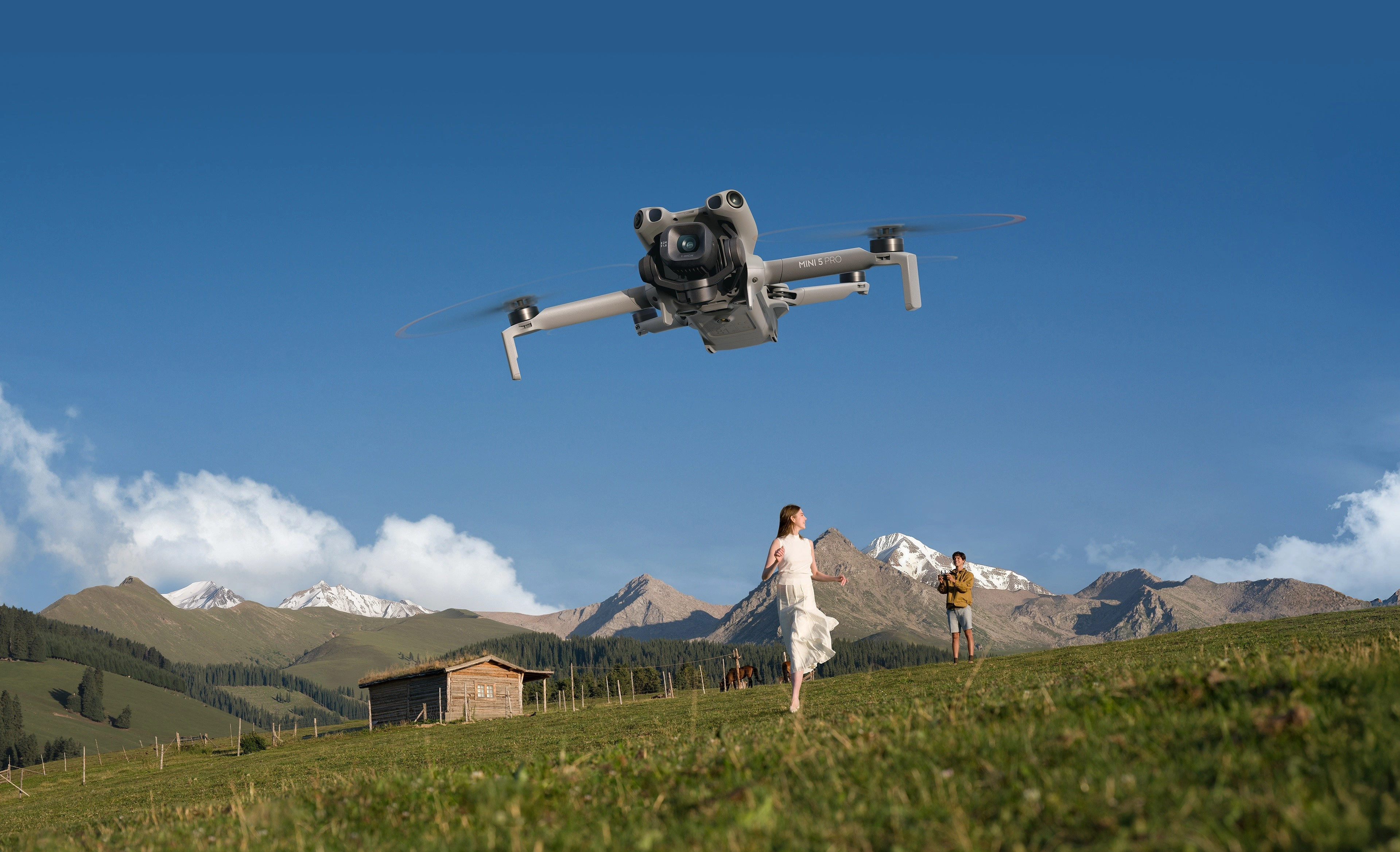 DJI、超軽量ドローン「Mini 5 Pro」を発表 &mdash; 初の1型センサー搭載モデル