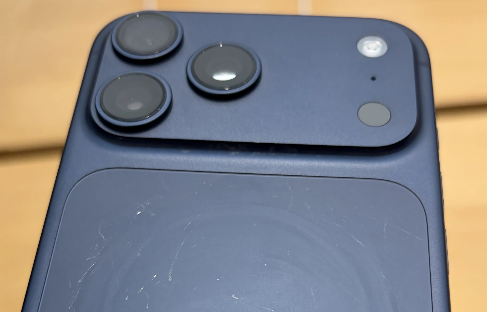 アップル、iPhone 17 ProのMagSafe傷対策に塩水を使用する方法を店舗に通知