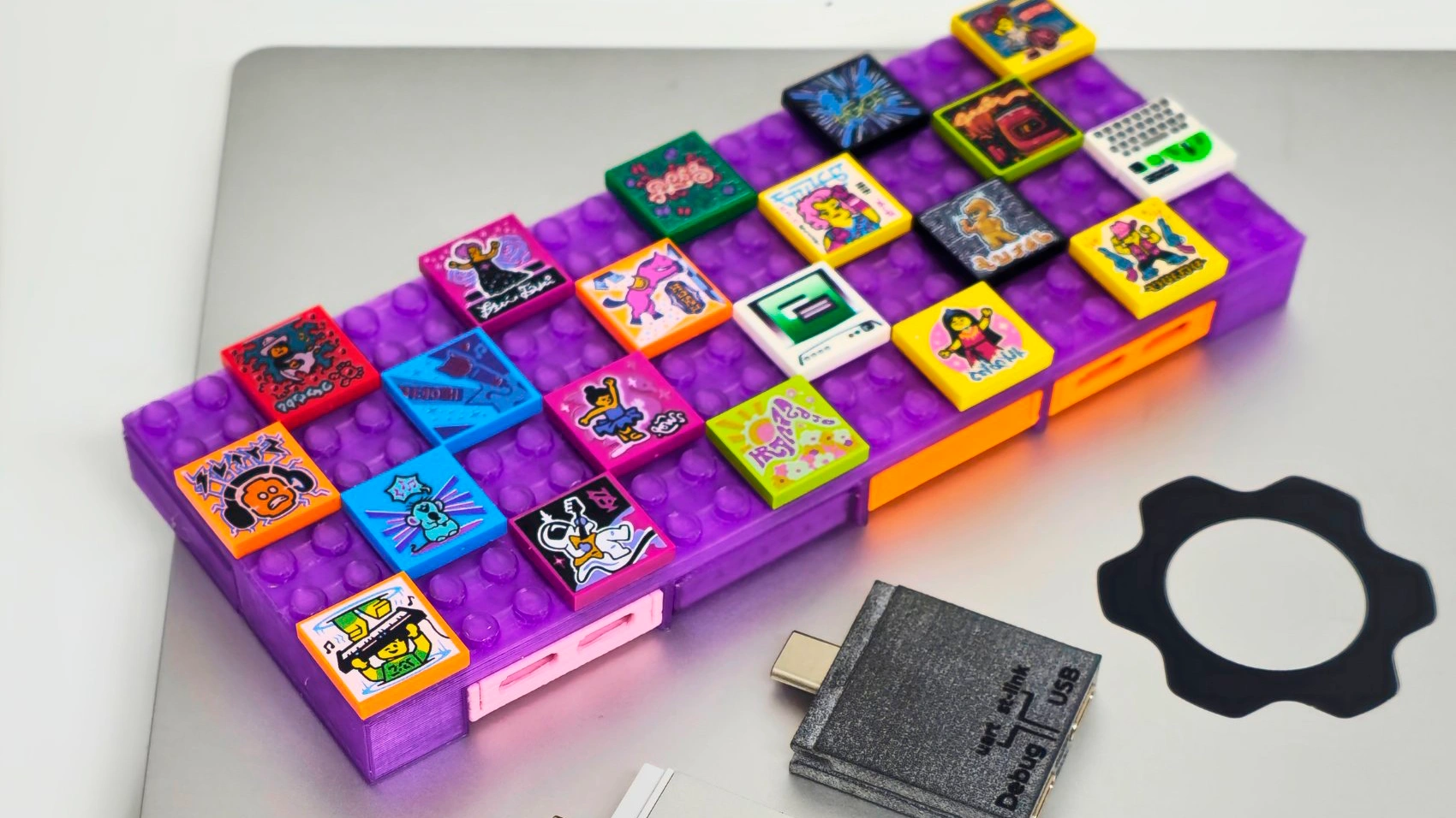 モジュラー式ドックステーション「DockFrame」発表：交換可能なポートとLEGO対応を実現