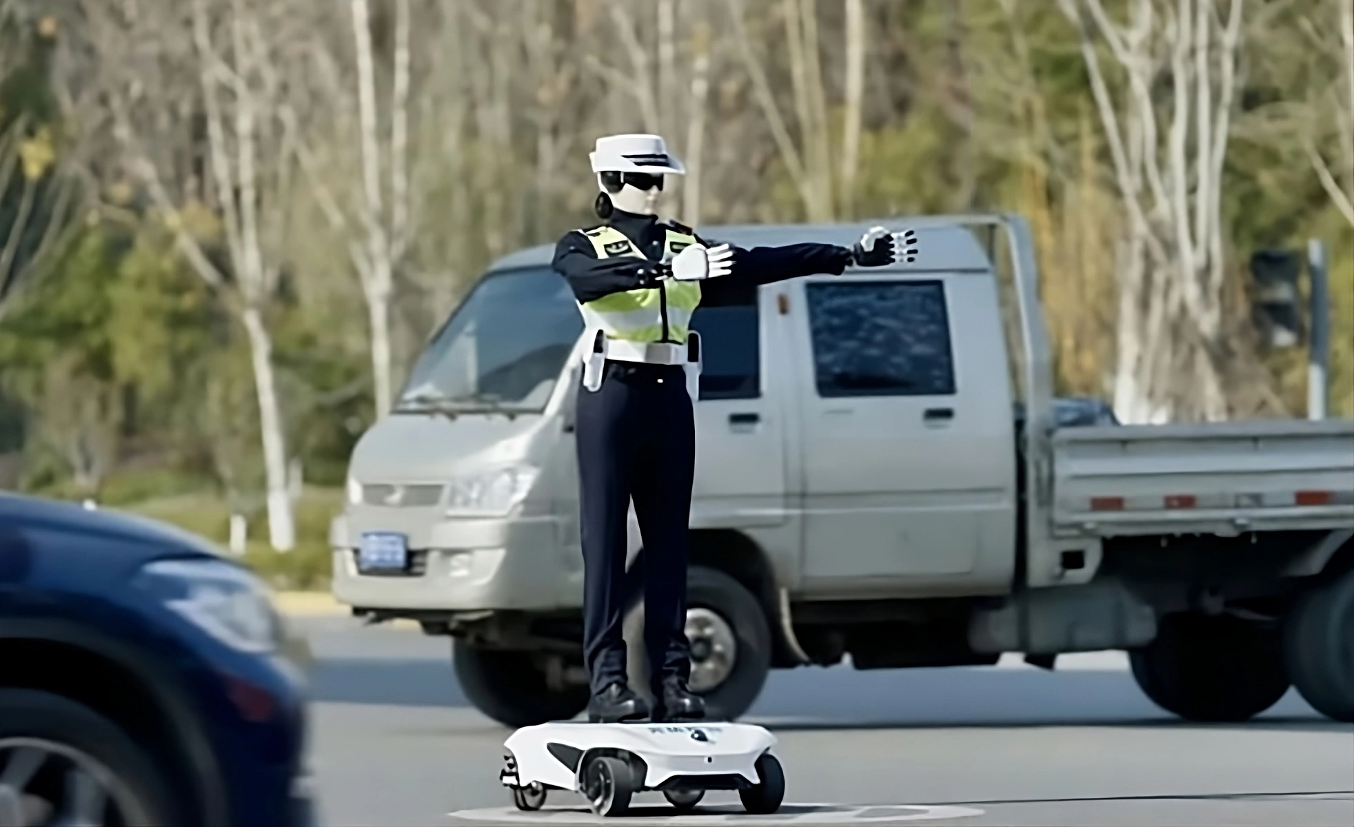 中国の交差点に警察ロボットが初登場、交通整理を支援