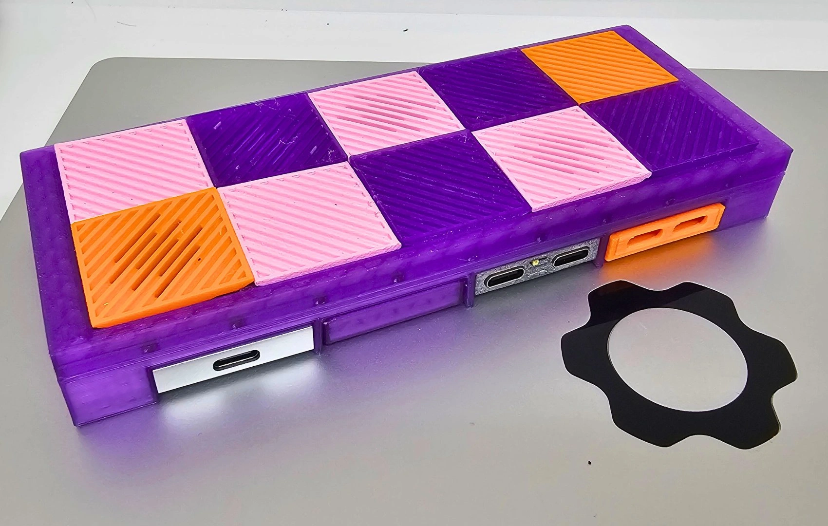 モジュラー式ドックステーション「DockFrame」発表：交換可能なポートとLEGO対応を実現