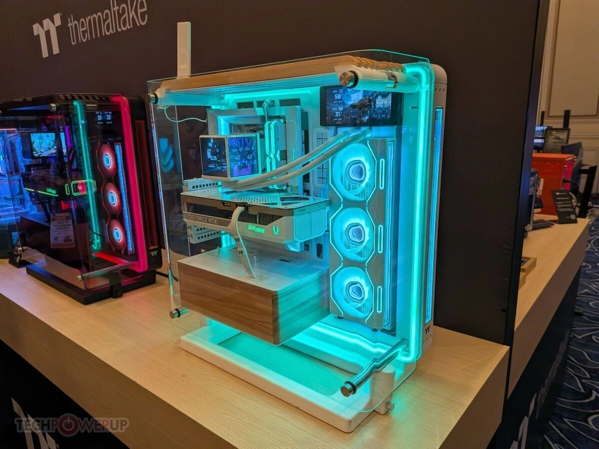 Thermaltake、木材とRGB照明を組み合わせた半開放型ケース「Core PX Infinity WS」を公開