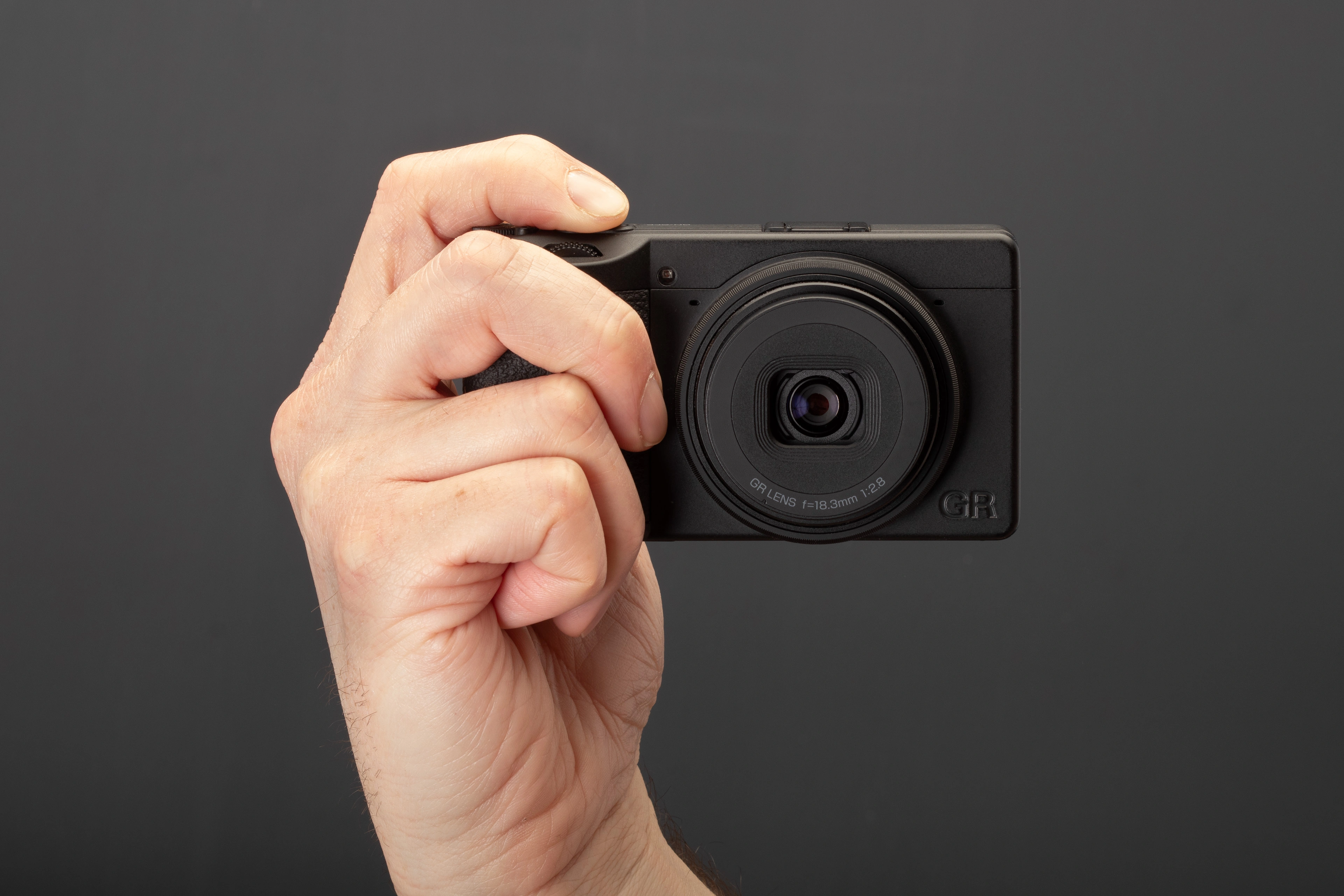 リコー、モノクロ専用カメラ「GR IV Monochrome」を発表