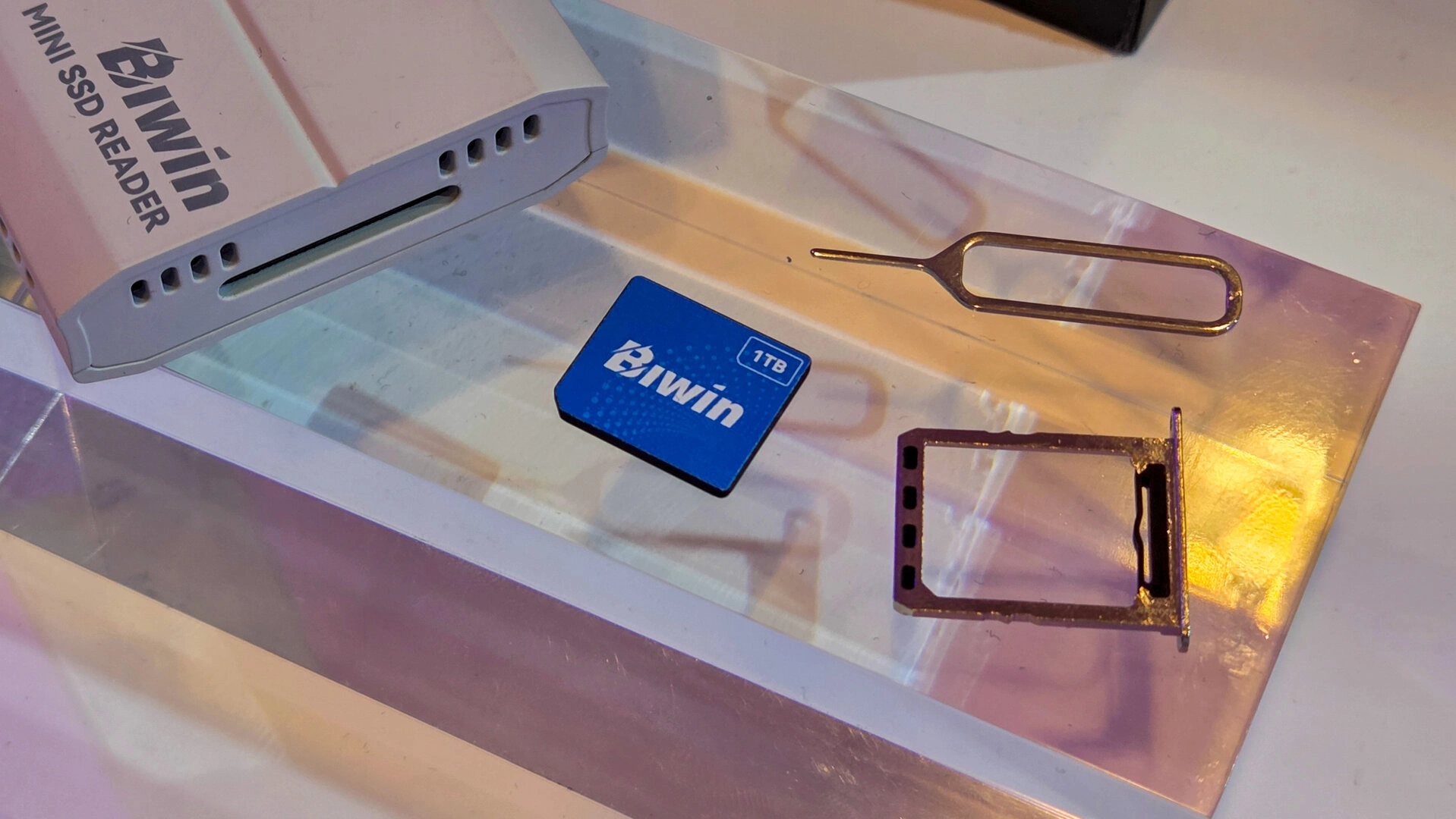 Biwin、SIMカードサイズの超小型SSDと最大8TBのUSB4対応外付けドライブを発表