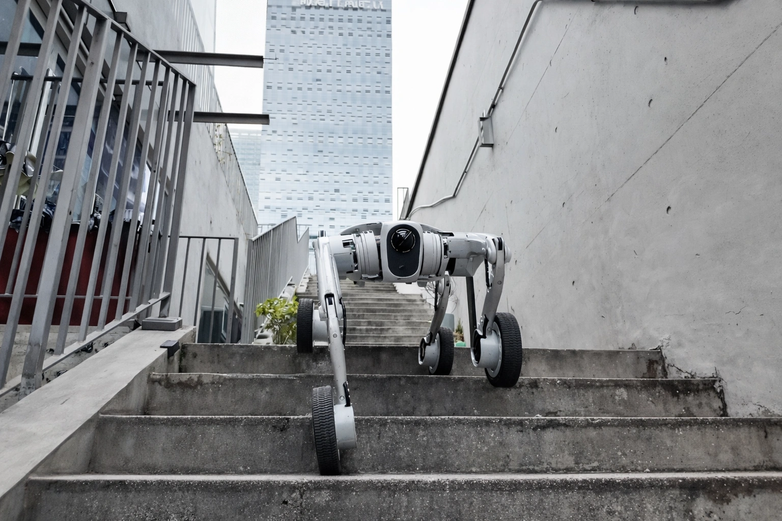 PUDUロボティクス、ロボット犬が階段を毎秒1.5メートルで昇る様子を公開